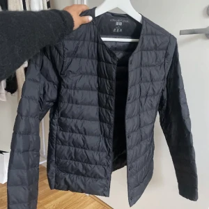 Svart jacka - Svart tunn jacka från Uniqlo, använt ca 5 gång💘 Storlek M, men passar Xs/s då den är liten i storlek, nypris 800kr.