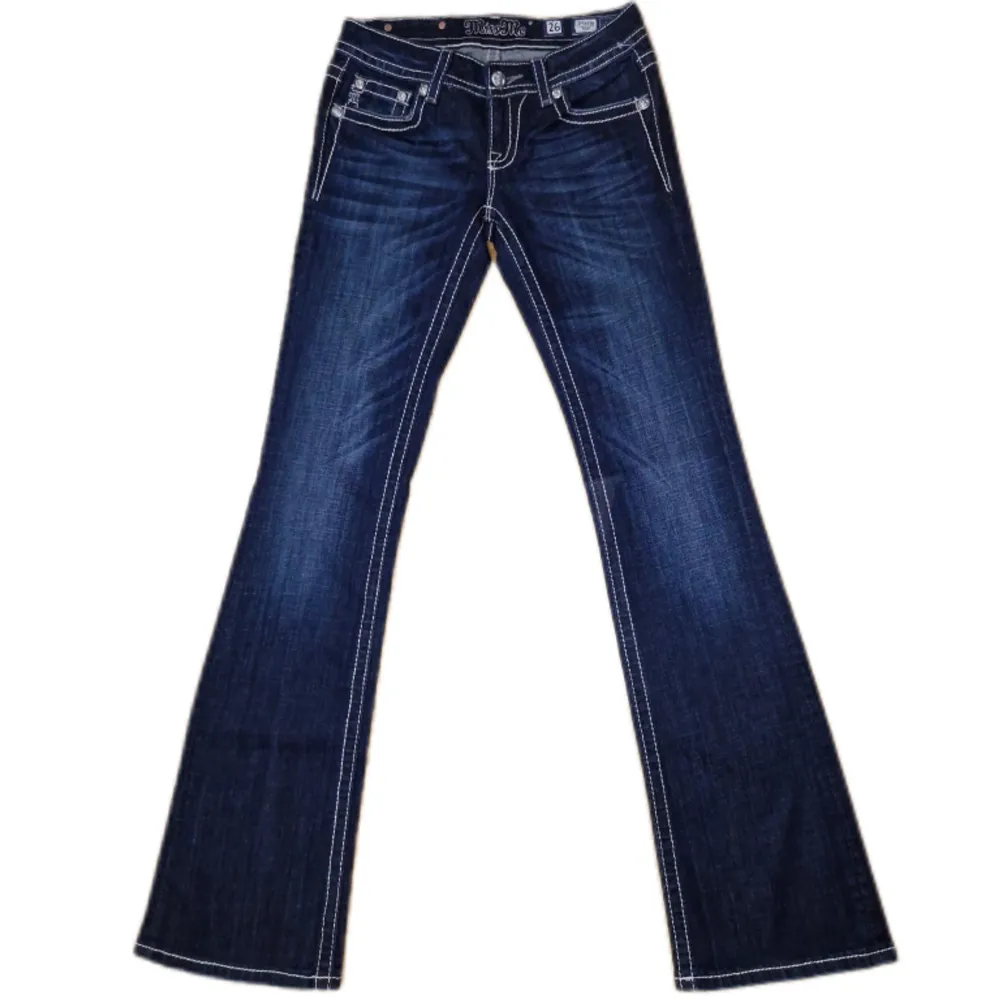 Miss Me jeans i modellen ”JP5493B/boot” midjemåttet rakt över är 39cm. Ytterbenet 109cm och innerbenet 88cm. Jeansen är som nya. Kontakta vid intresse!. Jeans & Byxor.