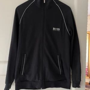 Hugo Boss Tracksuit Jacket - Zip up från Hugo Boss i jävligt bra skick.