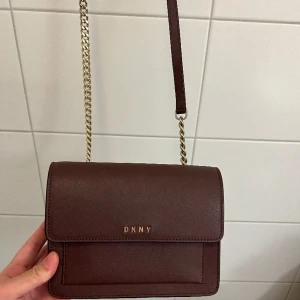 Väska - Dkny väska bra skick, liten och lätt