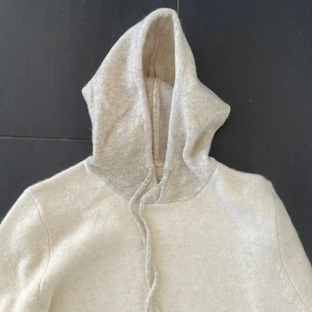 Säljer denna riktigt snygga Paultaylor hoodie som är helt oanvänd!  Kostar nytt 1400 Säljer för 1000 . Hoodies.