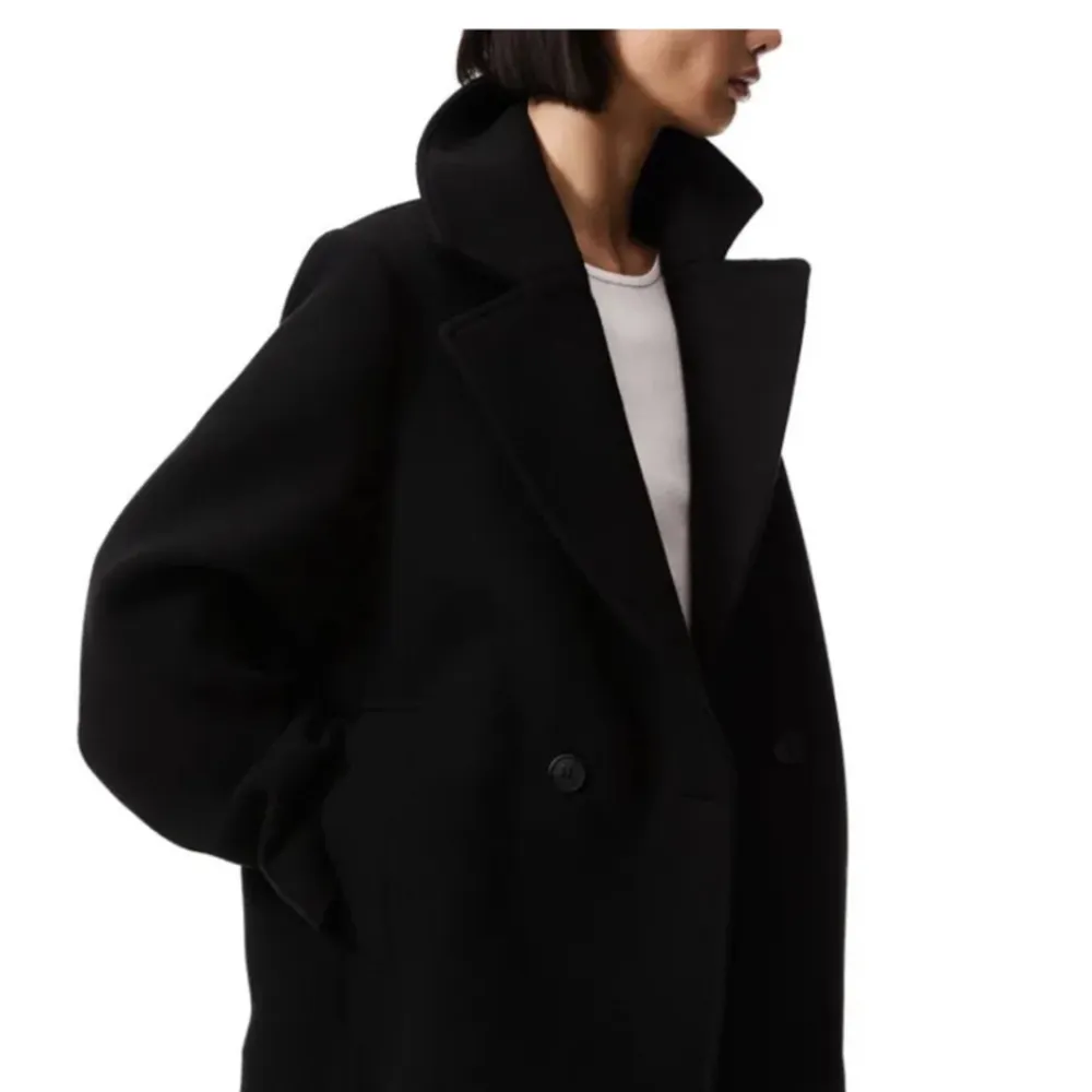 Fin svart dubbelknäppt kappa från H&M endast testad så helt ny, därav priset. Slutsåld. Köpt för 559. Perfekt till våren eller hösten💞. Jackor.