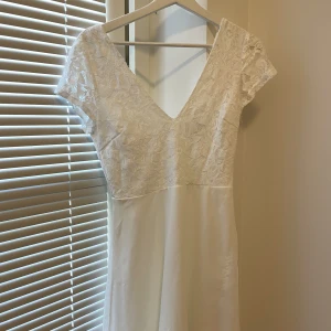 Studentklänning  - Studentklänning från bubbleroom, endast använd 1 gång. Köpt för nästan 700kr förra året. Kan skicla bättre bilder om så önskas