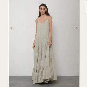 Rabens Saloner Siri Dress Gold, stl. M - Jättefin fest- och sommarklänning från Rabens Saloner. Helt ny, endast provad. Köpt förra sommaren.  Nypris; 2620kr