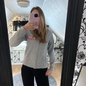 OBEY ZIPHOODIE - Skitcool Obey hoodie som längre inte används. Stort tryck på baksidan. Lite noppig där av priset men inget som inte går att fixa! Skriv om ni har frågor eller vill ha fler bilder!💘 KÖPAREN STÅR FÖR FRAKT 
