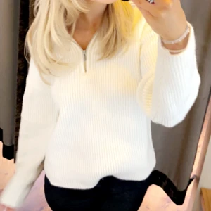 zip tröja bikbok  - jättefin stickad zip tröja ifrån bikbok som inte kommer till användning💓💓