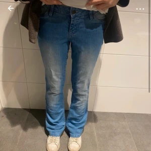 Utsvängda jeans! - Köpta second hand! Passar någon som är runt 167!😍😍