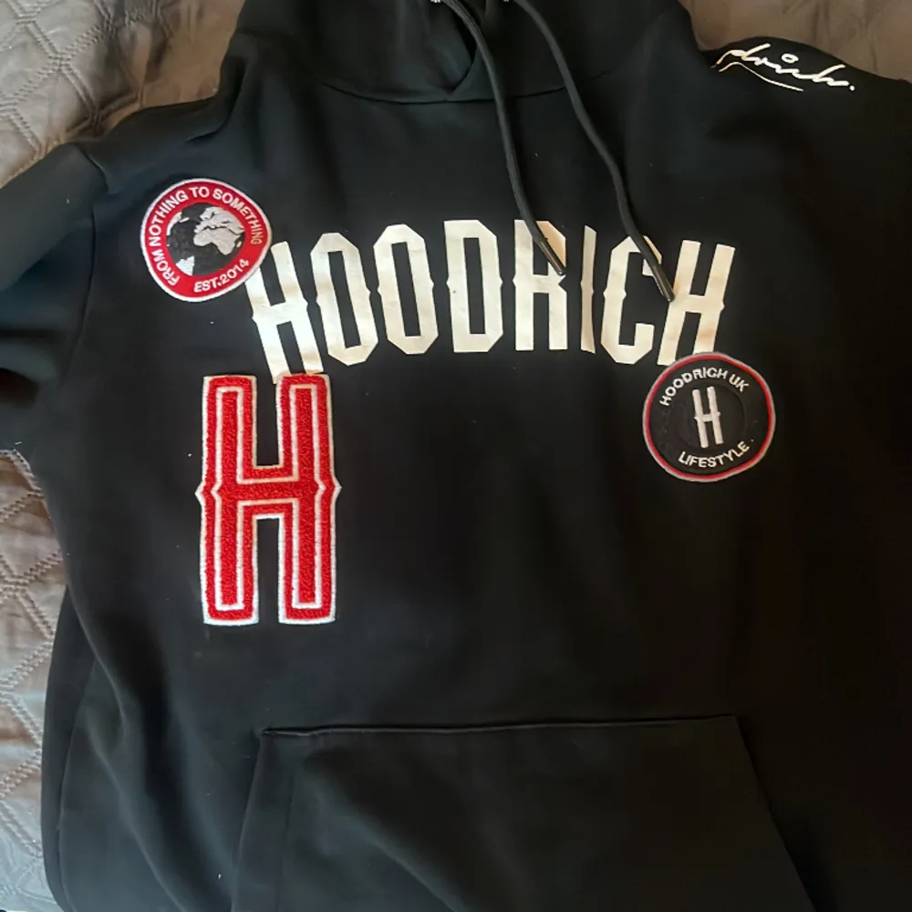 Säljer denna hoodie i storlek xs. Nytt skick har använt den fåtal gånger. Köpte den i slutet av november.😊. Hoodies.