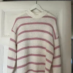 Lila/rosa och vit randig tröja, lite längre 