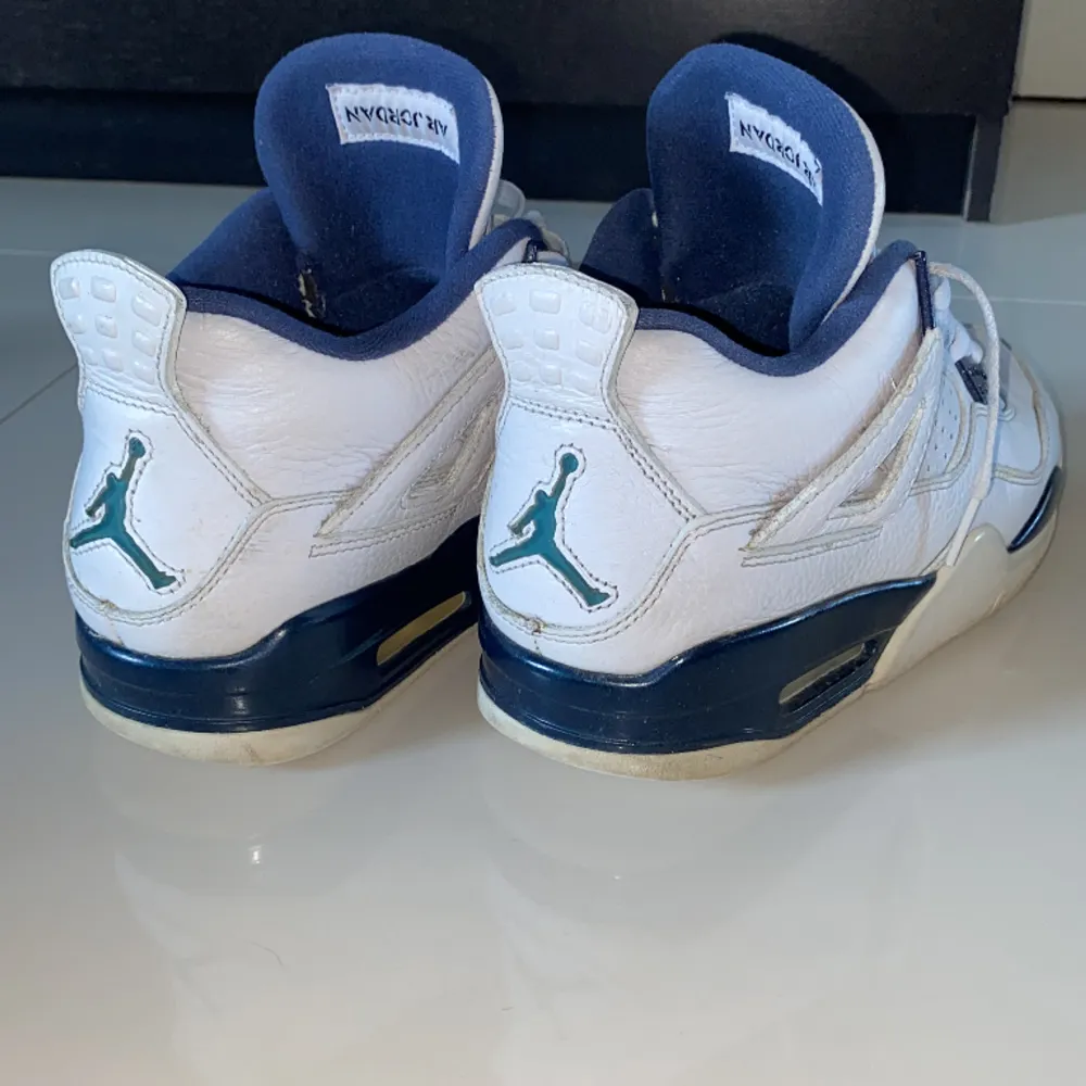 Tjena, jag säljer dessa Jordan 4 legendary blue i storlek 42 men passar dock även 41 eftersom att de inte kommer till användning. Dessa skor är originala men kommer ej med box Fler bilder och videor kan skickas genom dm om man är intresserad. . Skor.