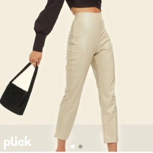 Skinnbyxor  - Beigea skinnbyxor från Biancas kollektion med Nelly✨🦋