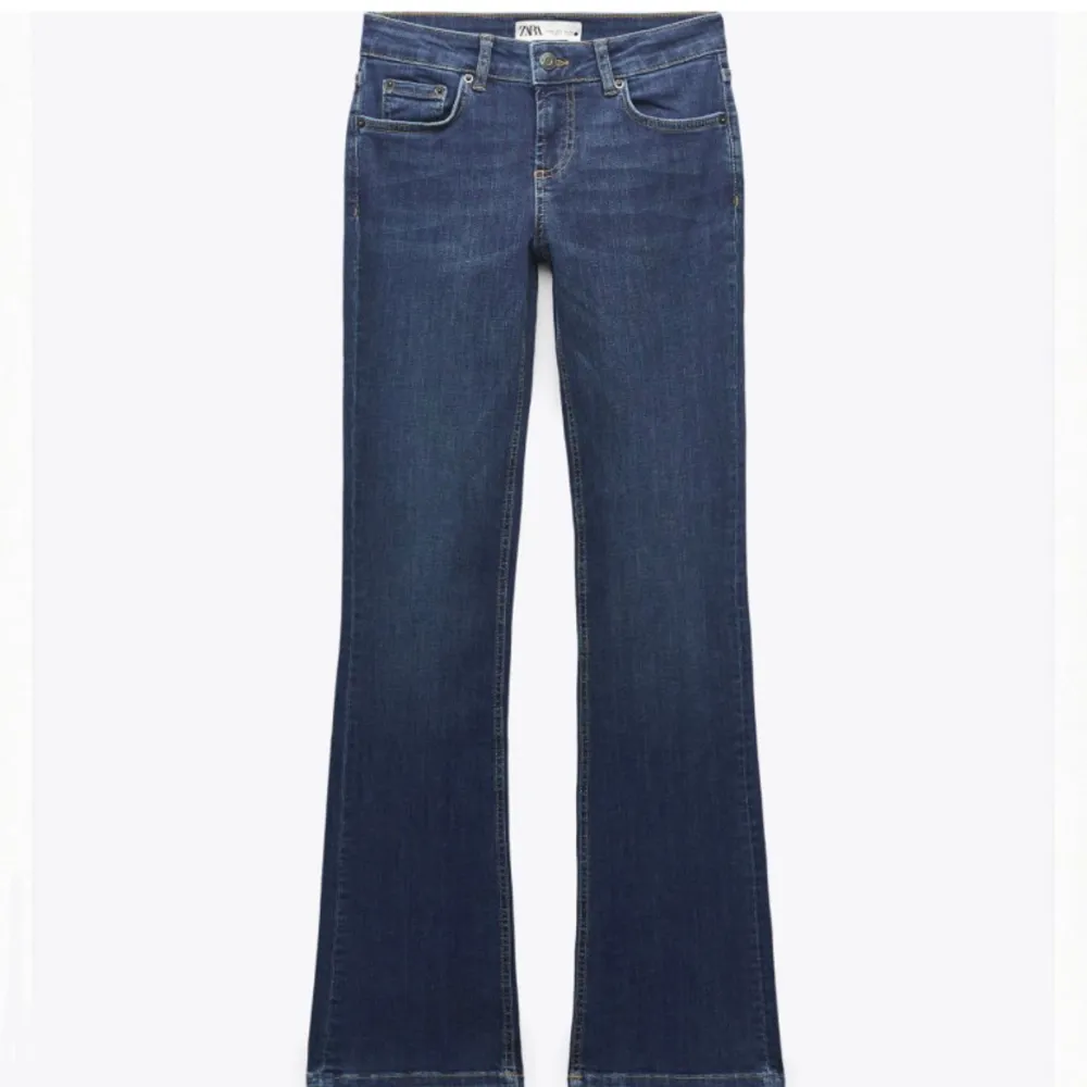 Säljer dessa populära jeans från zara som är lågmidjade!!  nypris 399kr, jag säljer för 249kr, men priset kan alltid diskuteras💓🙏🏼. Jeans & Byxor.
