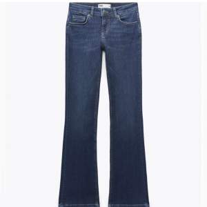Säljer dessa populära jeans från zara som är lågmidjade!!  nypris 399kr, jag säljer för 249kr, men priset kan alltid diskuteras💓🙏🏼