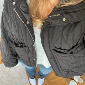 Quiltad jacka zara - Säljer den eftertraktade quiltade jackan från zara i svart! Perfekt nu till våren!! Kragen går att fälla upp och stänga om det blir kallt eller blåsigt ute, perfekta vårjackan 🌸 🌸 💓 