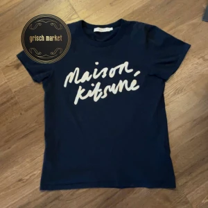 Maison kitsuné - En asfet Maison kitsuné tröja som kommer sitta sjukt snyggt nu till sommarn | nyskick! inga tecken på användning, skick 10/10 | storleken på taggen är S, sitter mer som XS | modellen är 170cm 55kg | nypris 1500, priset är inte hugget i sten! |