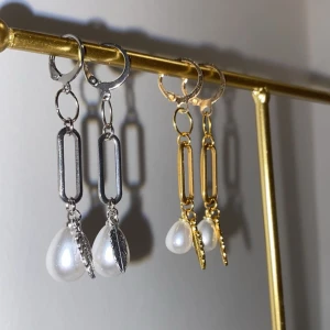 Örhängen  - Superfina örhängen i rostfritt stål och zinklegering💓Modell ”Betty” finns endast i guld för tillfället.