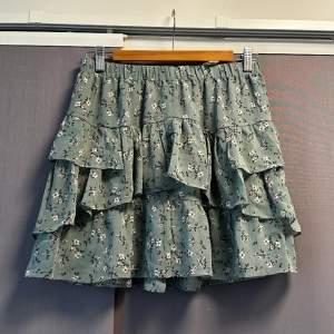 Säljer denna supersöta kjolen, perfekt nu när våren närmar sig! Den är i storlek M men passar L också. 50 kr+frakt.