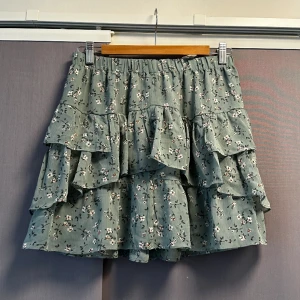 Sommar kjol  - Säljer denna supersöta kjolen, perfekt nu när våren närmar sig! Den är i storlek M men passar L också. 50 kr+frakt.