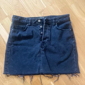 Kort jeanskjol - Kort jeanskjol från H&M. Storlek 38 men skulle säga att den är ganska liten i storleken. 