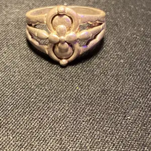 Silver ring, finns att hämta i Hökarängen.  Stolek: 1,8-2cm i diameter.