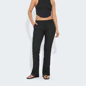 Vera kostymbyxor!!  - Skitsnygga kostymbyxor i toppenskick med inga defekter! Endast använda tre gånger och ofta slutsålda på hemsidan. Går ner till hälen på mig som är 165. Skriv om du har några frågor eller så!! Nypris 500 men säljer för 325! 💕