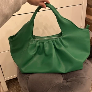 Handväska  - Cool handväska från Gina tricot. Kommer inte till användning längre. Väskan har inga innefickor. Rymlig. Gott skick💚