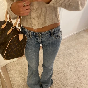 Lågmidjade bootcut jeans  - Så fina lågmidjade bootcut jeans från brandy! Dem är insydda i midjan för att passa perfekt dock lite slitna längs fötterna🩵