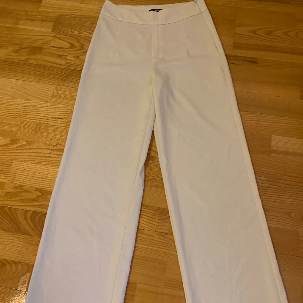 Säljer dessa vita kostymbyxor från bikbok pga att dom är för korta💓 Använda en gång!    ”ANDRINE BYXA MED VIDA BEN” . Jeans & Byxor.