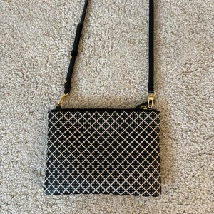 Malene Birger väska!!💕 - Säljer denna så fina Malene Birger väskan!!💕 Den köptes i somras men har knappast används, så den är i nyskick! Kom privat för fler bilder eller frågor!🥰Nypris är cirka 900