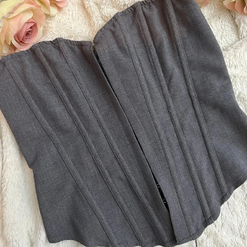 Prettylittlething Crop top grå färg, med grå snörning som är väldigt stretch.Den är väldigt stretching i sig och är tyg material tyvärr aldrig använt den, och de är inte min stil för tillfället så den är helt ny utan prislapp. . Toppar.