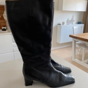 Svarta läder boots klackar - Svarta boots klackar, vintage  Strl 38,5 Skaftvidd högst upp: 40cm runt Skaftvidd vaden: 36cm runt Nypris 1800kr, nästintill oanvända