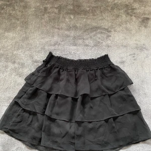 Svart minikjol strl S - Jättefin minikjol i strl S💕 bra skick!!!