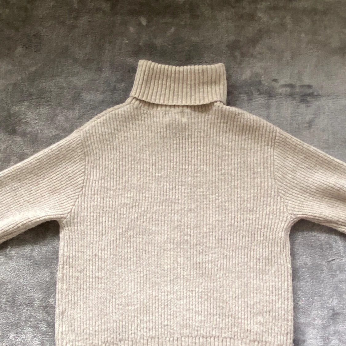 Beige stickad tröja - 91