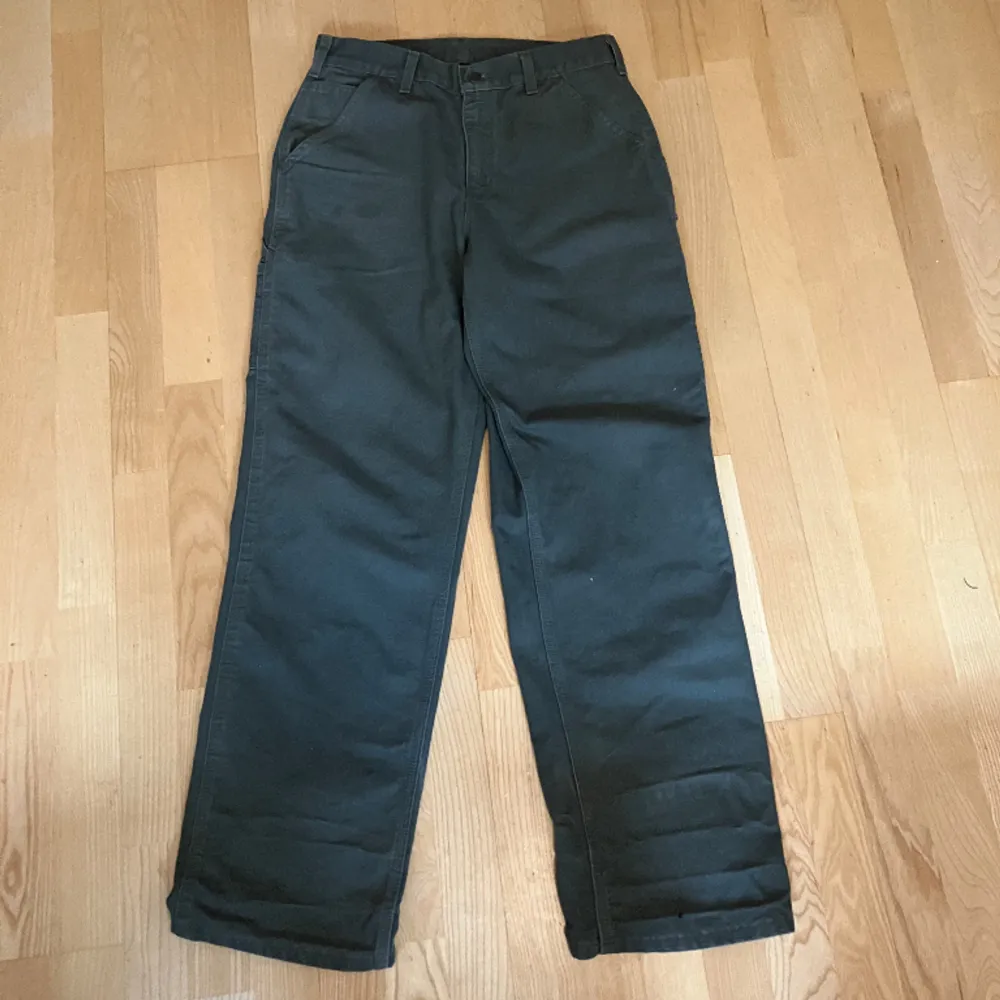Oliv/Mörk gröna Carhartt Jeans i bra skick och väldigt bra passform. Köparen står för frakt. Jeans & Byxor.