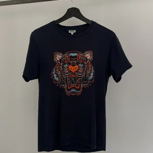 Kenzo t-shirt  - Mörkblå Kenzo t-shirt köpt på nk. Storlek S, inga skador eller så. Bara att skriva vid frågor.