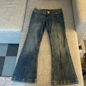 Lågmidjade jeans  - Ett par ALDRIG använda lågmidjade jeans från monki. Tryck gärna ”Köp direkt”!!
