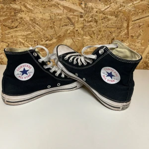 Converse - Säljee mina converse. Dem är i bra skick, men smutsiga.