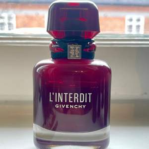 Givenchy  L'Interdit Rouge EdP ( 50 ml ) Använd, se bild. Säljer då doften inte passar mig.  Ordinarie pris 1215kr 