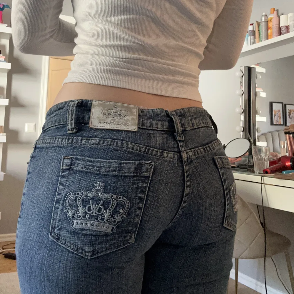 Säljer dessa Victoria Beckham jeans, köpta på Vinted. Jag är vanligtvis en 38  och är ca 160 💗. Jeans & Byxor.