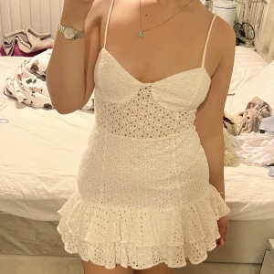 Vit volangklånning från zara - Superfin vit klänning från zara. Perfekt till studenten. Endast använd en gång av mig under min student mottagningen.