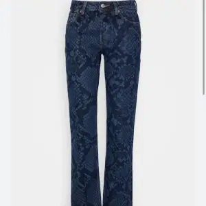 Jeans från weekday med ett blått fint mönster, straight. Superfina och kan matchas till mycket. Köpte för 500 men säljer för hälften: 250kr 