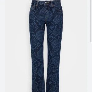 Blåa mönstriga jeans från weekday !💙 - Jeans från weekday med ett blått fint mönster, straight. Superfina och kan matchas till mycket. Köpte för 500 men säljer för hälften: 250kr 