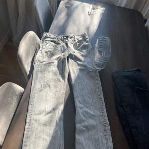 Gråa hope jeans köpta för 1800 men säljer för 700. Skicket är bra men lite slitna längst ner. Passformen heter rush 