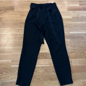 Kostymbyxor  - Kostymbyxor med knyte 