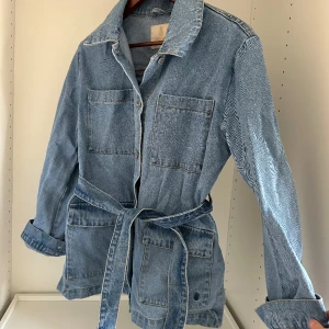 Denimjacka Pernilla Wahlgren kollektion - Supersnygg denimjacka från Pernilla Wahlgren kollektion! Inköpt under min graviditet så den är aldrig använd då min mage var för stor hehe. Helt ny! Utan prislapp. 