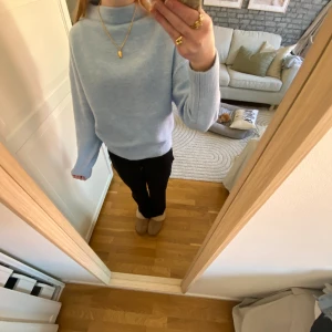 Stickad tröja - Säljer denna stickade ljusblå tröja från zara. Den är endast använd 2 gånger och är i nyskick. Jag är 160 och tröjan är i stolek S💕