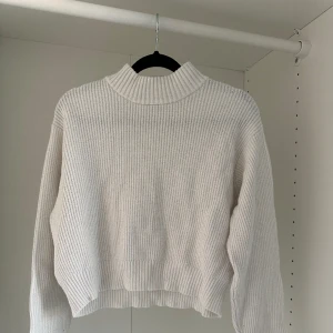 Stickad tröja NA-KD  - Fin Vit stickad tröja från NA-KD i storlek S!  Bra skick! 