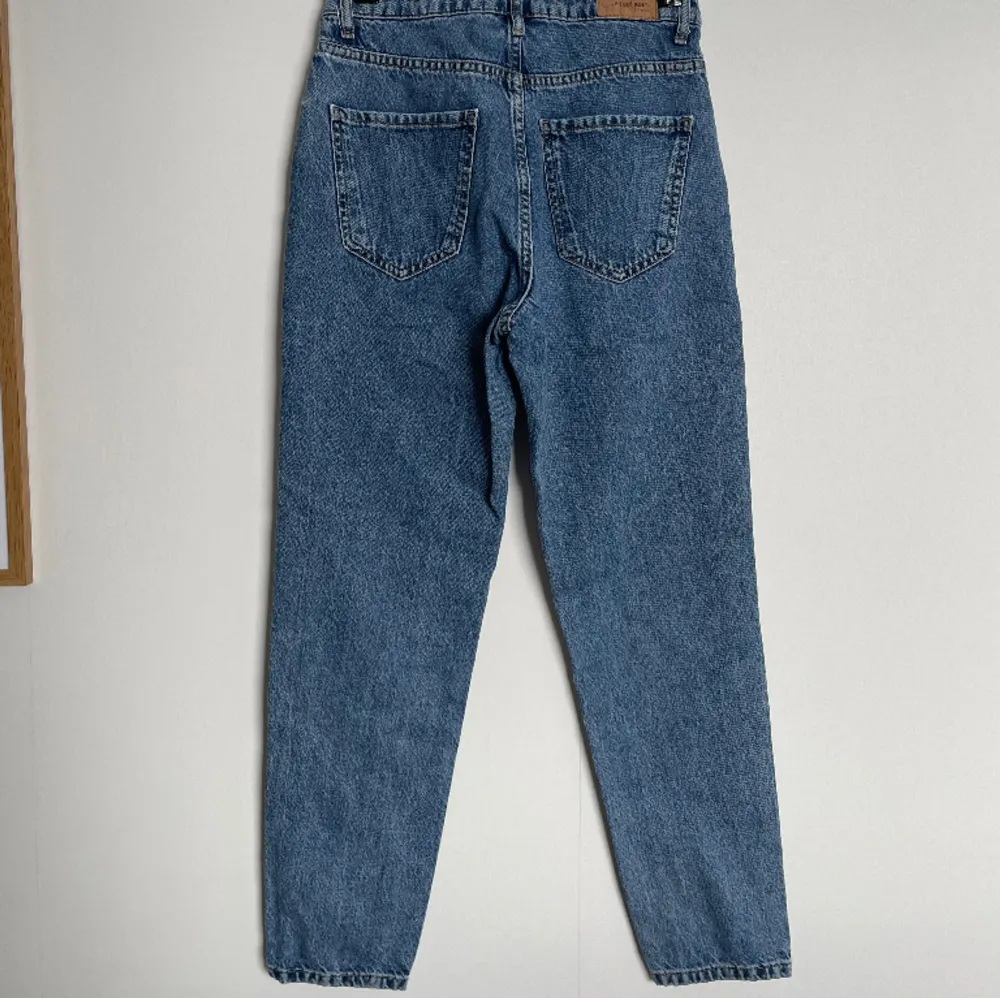 Mörkblå jeans i stilen och modellen ”mom jeans”, alltså inte gravidjeans. Använda men ändå i bra skick. Storlek S. DM för fler bilder.. Jeans & Byxor.