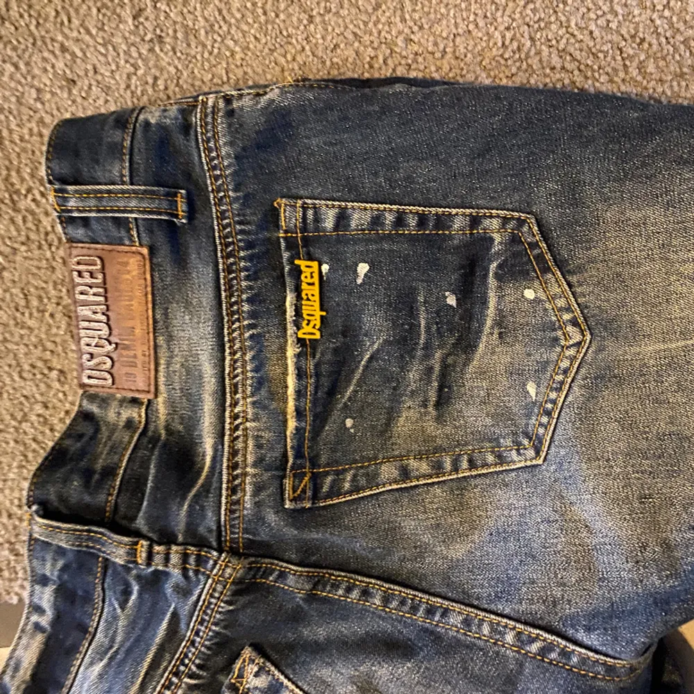 Ett par dsquared jeans i topp skick utan defekter ( skick 10/10) den har en skit snygg tvätt och design men säljer för att dom inte ritkigt är min storlek. Jeans & Byxor.