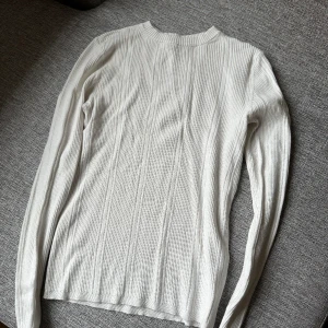 Lång armad tröja - Säljer denna fina vita tröjan🩷 köpt den från M&S i England❣️
